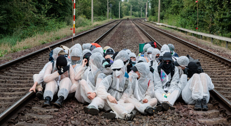 13.08.2022, Hamburg: Klima-Aktivisten haben aus Protest Gleise im Hamburger Hafen besetzt. Foto: Markus Scholz/dpa +++ dpa-Bildfunk +++ (KEYSTONE/DPA/Markus Scholz)