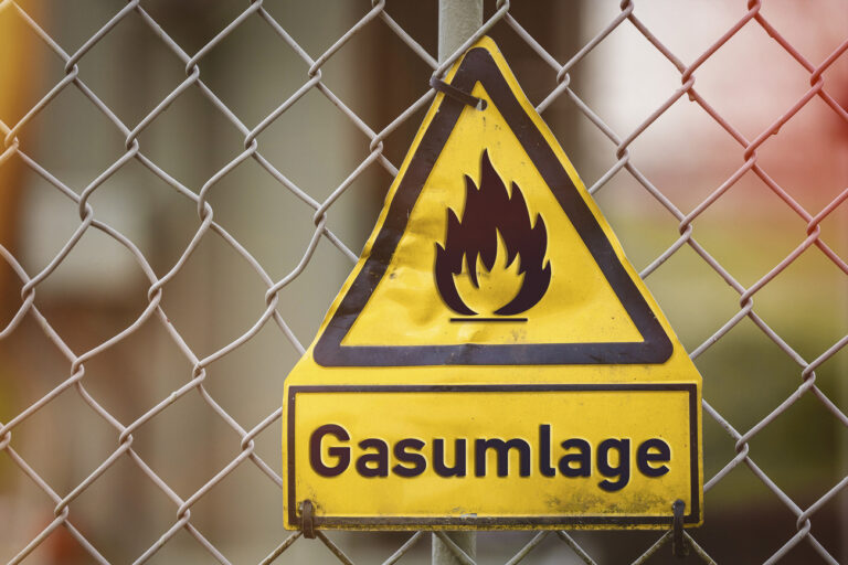 Warnschild an einem Zaun mit der Aufschrift: Gasumlage, Gas Umlage in Deutschland Symbolbild FOTOMONTAGE (KEYSTONE/CHROMORANGE/Michael Bihlmayer)