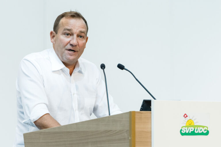 Thomas Matter, Nationalrat SVP Zuerich, spricht an der Delegiertenversammlung der SVP Schweiz am Samstag, 20. August 2022 in der Waldmannhalle in Baar. (KEYSTONE/Philipp Schmidli)