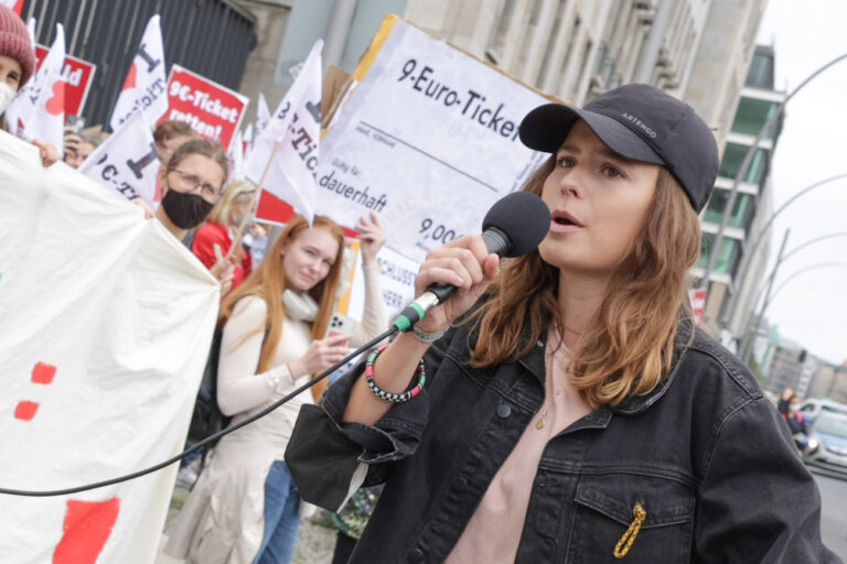 29.08.2022, Berlin: Klima-Aktivistin Luisa Neubauer spricht bei der Zug-Demo 