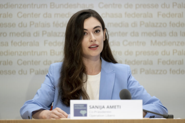 Sanija Ameti, Co-Praesidentin Operation Libero, spricht waehrend einer Medienkonferenz zu Europa-Initiative, am Dienstag, 30. August 2022, im Medienzentrum Bundeshaus, in Bern. (KEYSTONE/Anthony Anex)