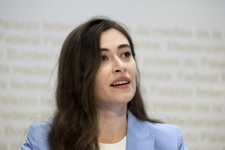 Sanija Ameti, Co-Praesidentin Operation Libero, spricht waehrend einer Medienkonferenz zu Europa-Initiative, am Dienstag, 30. August 2022, im Medienzentrum Bundeshaus, in Bern. (KEYSTONE/Anthony Anex)