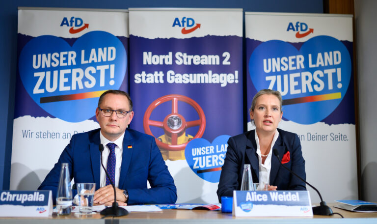 08.09.2022, Berlin: Tino Chrupalla (l), Bundesvorsitzender der AfD, und Alice Weidel, Bundesvorsitzende der AfD, präsentieren bei einer Pressekonferenz die Kampagne ·Unser Land zuerst!·. Foto: Bernd von Jutrczenka/dpa +++ dpa-Bildfunk +++ (KEYSTONE/DPA/Bernd von Jutrczenka)