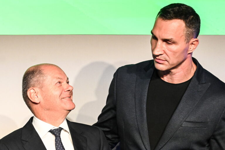 epa10186574 German Chancellor Olaf Scholz (L) talks to Former world boxing heavyweight champion Wladimir Klitschko after award ceremony of the international media conference M100 Sanssouci Colloquium in Potsdam, Germany, 15 September 2022. Wladimir Klitschko will accept the M100 Media Award to the People of Ukraine. The international forum brings together Europe's top editors, commentators and media owners (print, broadcasting and internet) alongside key public figures to assess the role and impact of the media in international affairs and to promote democracy and freedom of expression and speech. EPA/FILIP SINGER