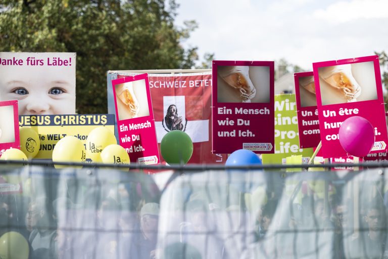 Abtreibungsgegner warten auf ihre Demonstrationsmoeglichkeit am 