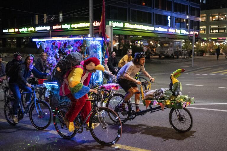 Hunderte Radfahrer demonstrieren anlaesslich der 