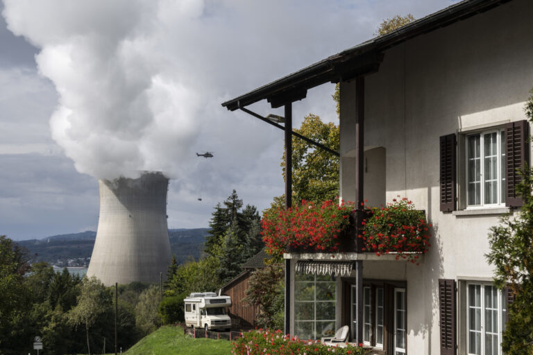 Ersatzausruestung zur Sicherstellung der Kuehlung des Kernkraftwerkes Leibstadt wird eingeflogen, an der Gesamtnotfalluebung 2022, am Dienstag, 27. September 2022, in Leibstadt. Vom 27. bis 29. September 2022 ueben Stellen des Bundes, der Kantone, das Kernkraftwerk Leibstadt (KKL) sowie nationale und regionale deutsche Behoerden die Bewaeltigung eines Unfalls im Kernkraftwerk Leibstadt. Zur Uebung gehoeren auch Helikopterfluege in der Naehe des Kernkraftwerks sowie der Einsatz von Messequipen. (KEYSTONE/Ennio Leanza)