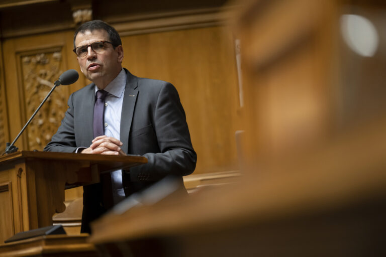 Matthias Samuel Jauslin, FDP-AG, spricht waehrend der dringlichen Debatte um Energiepreise, waehrend der Herbstsession der Eidgenoessischen Raete, am Mittwoch, 28. September 2022 im Nationalrat in Bern. (KEYSTONE/Anthony Anex)