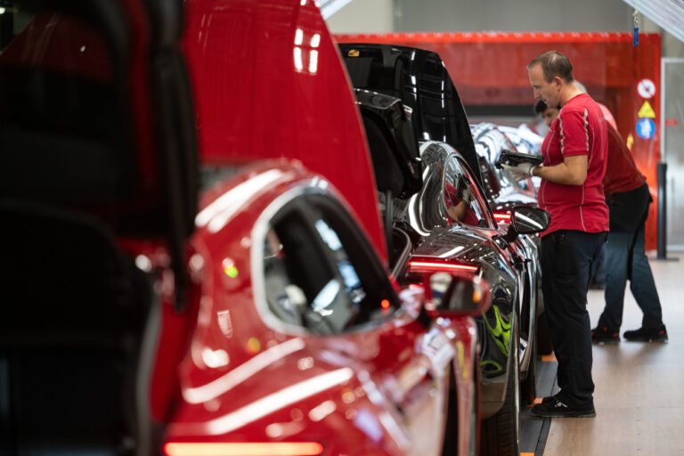 PRODUKTION - 26.09.2022, Baden-Württemberg, Stuttgart: Ein Mitarbeiter der Porsche AG führt in einer Produktionshalle des Porsche-Stammwerks die Sichtprüfung eines Porsche Taycan durch. Der Volkswagen-Konzern wird seine Sportwagentochter Porsche AG an die Börse bringen. Foto: Marijan Murat/dpa +++ dpa-Bildfunk +++ (KEYSTONE/DPA/Marijan Murat)