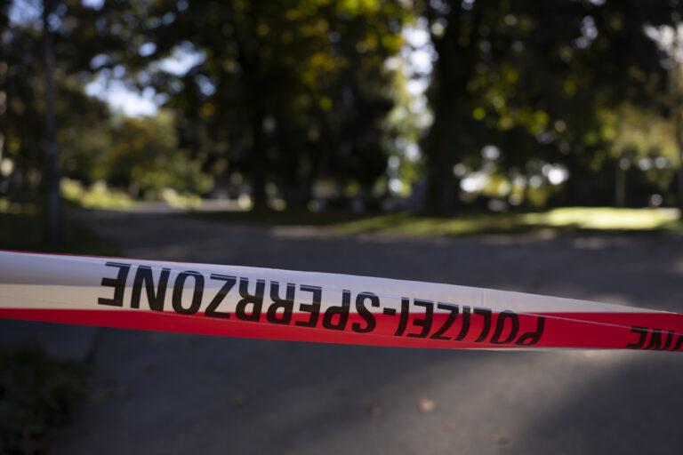 Polizisten suchen nach Hinweisen in der Kleinen Schanze. Die Kantonspolizei Bern hat der Kleinen Schanze wegen einer Spurensicherung abgesperrt. Ein 17-jähriger Mann ist bei einer Auseinandersetzung auf der Kleinen Schanze in Bern schwer verletzt worden. Die Polizei nahm vier Männer fest, am Mittwoch, 5. Oktober 2022 in Bern. (KEYSTONE/Anthony Anex)