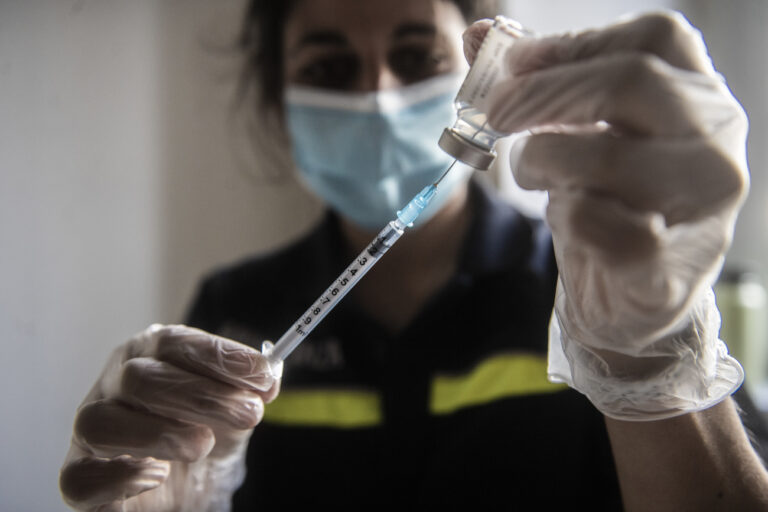Der Impfstoff fuer die vierte Impfung gegen das Coronavirus wird vorbereitet, am Mittwoch, 12. Oktober 2022, im Impfzentrum Lugano Besso in Lugano. (KEYSTONE/Ti-Press/Samuel Golay)