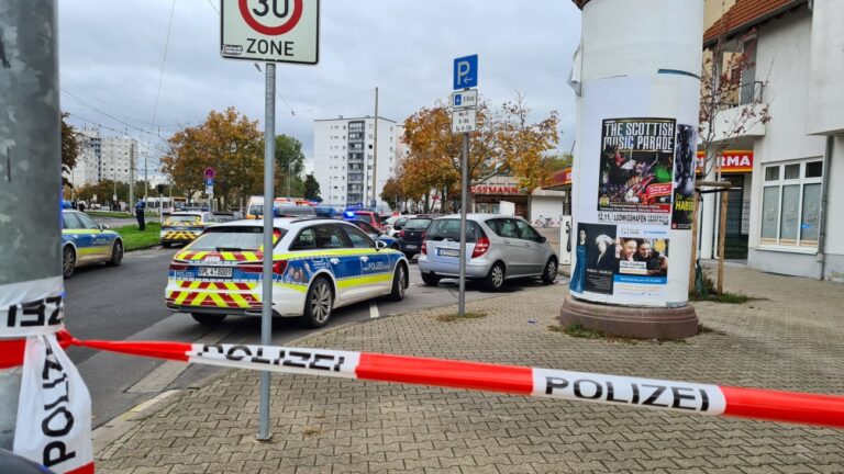 18.10.2022, Rheinland-Pfalz, Ludwigshafen: Im Stadteil Oggersheim ist eine Straße abgesperrt. Bei einem Messerangriff sind dort zwei Menschen getötet und ein weiterer schwer verletzt worden. Der mutmaßliche Täter sei bei der Festnahme angeschossen und schwer verletzt worden, sagte eine Sprecherin des Polizeipräsidiums Rheinpfalz am Dienstag. Foto: Keutz TV-NEWS/dpa +++ dpa-Bildfunk +++ (KEYSTONE/DPA/Keutz TV-NEWS)
