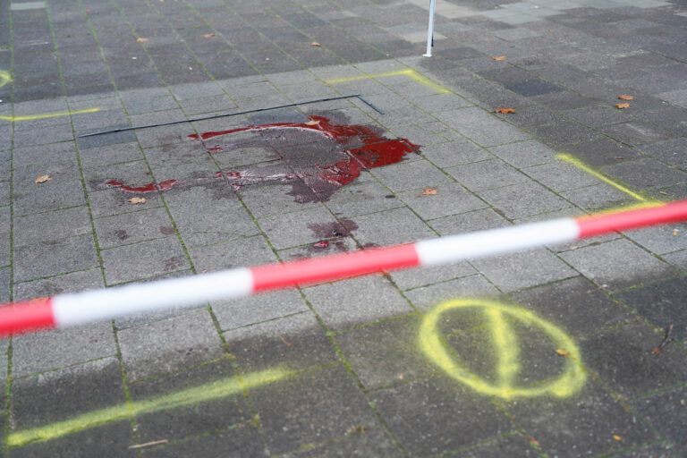 18.10.2022, Rheinland-Pfalz, Oggersheim: Eine Blutlache ist auf dem Boden in einem Wohngebiet, an einem der Tatorte abgesperrt. Bei einem Messerangriff sind in Ludwigshafen zwei Menschen getötet und ein weiterer schwer verletzt worden. Der mutmaßliche Täter sei bei der Festnahme angeschossen und schwer verletzt worden, sagte eine Sprecherin des Polizeipräsidiums Rheinpfalz. Foto: Frank Rumpenhorst/dpa +++ dpa-Bildfunk +++ (KEYSTONE/DPA/Frank Rumpenhorst)