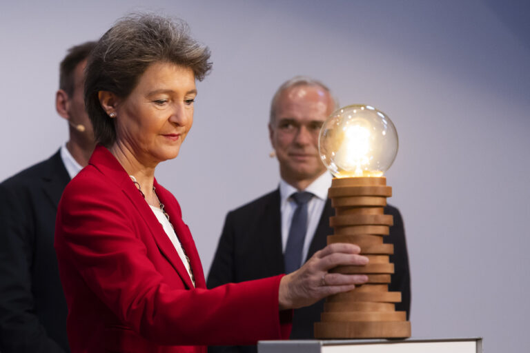 Bundesraetin Simonetta Sommaruga zuendet bei einem symbolischen Akt eine Lampe an, bei der Lancierung einer Energiespar-Allianz des Bundes mit Vertretern von Unternehmen, Verbaenden, Kantonen, Staedten und Gemeinden, am Donnerstag, 20. Oktober 2022, in Bern. (KEYSTONE/Peter Klaunzer)