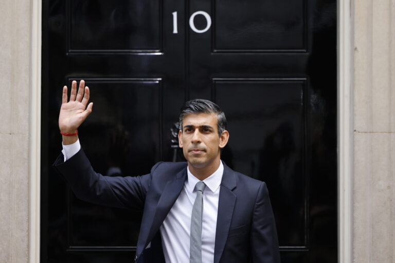 epa10264747 Britain's new Prime Minister Rishi Sunak arrives in Downing Street, London, Britain, 25 October 2022. Sunak has taken over as Prime Minister after going to see King Charles III at Buckingham Palace. He is the youngest British prime minister in modern political history. (KEYSTONE/EPA/TOLGA AKMEN)
