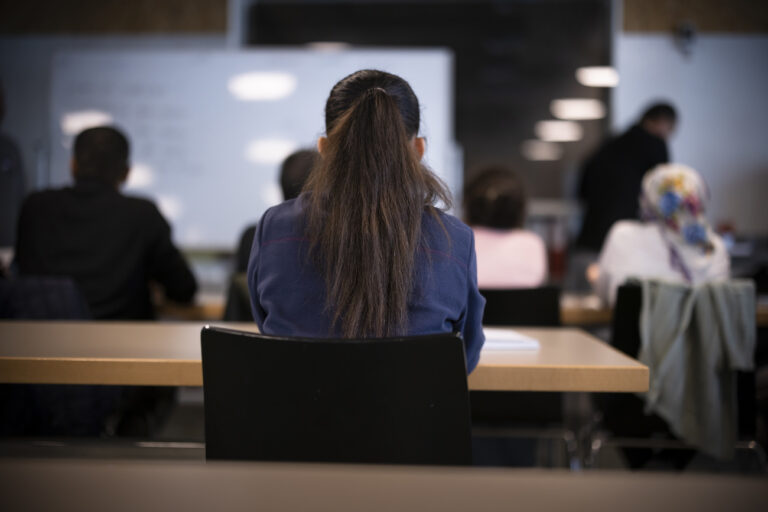 Frauen und Maenner nehmen an einem Deutschkurs teil, aufgenommen waehrend eines Medienrundgangs im Bundesasylzentrum Zuerich, am Donnerstag, 27. Oktober 2022 in Zuerich. (KEYSTONE/Michael Buholzer)