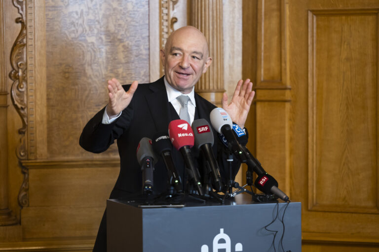 Daniel Jositsch, Staenderat SP-ZH, nimmt waehrend einer Medienkonferenz Stellung zur Bundesratskandidatur, am Dienstag, 8. November 2022, im Bundeshaus in Bern. (KEYSTONE/Peter Klaunzer)