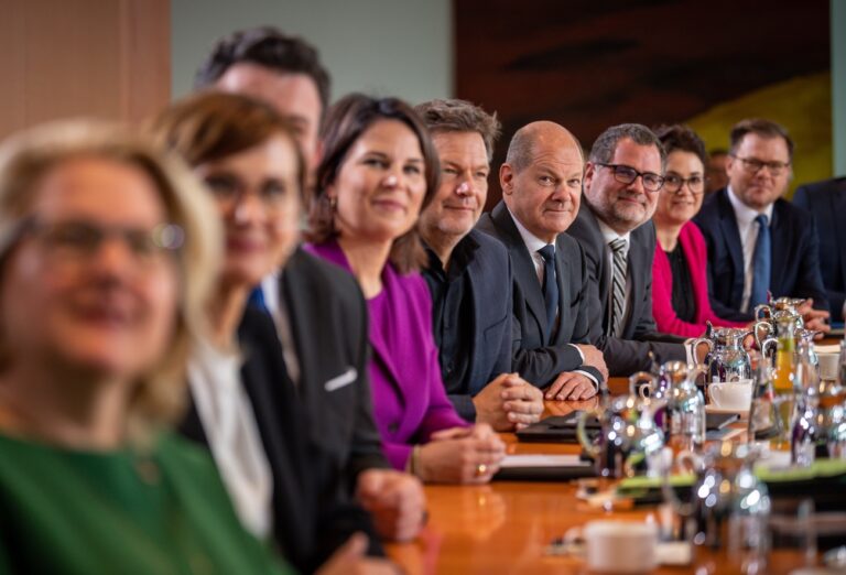 09.11.2022, Berlin: Bundeskanzler Olaf Scholz (SPD, 4ter v.r)), sitzt beim traditionellen Gruppenbild vor der Sitzung des Bundeskabinetts im Kanzleramt zwischen seinen Kabinettsmitgliedern (l-r) Svenja Schulze (SPD), Bundesministerin für wirtschaftliche Zusammenarbeit und Entwicklung, Bettina Stark-Watzinger (FDP), Bundesministerin für Bildung und Forschung, Annalena Baerbock (Bündnis90/Die Grünen), Außenministerin, Robert Habeck (Bündnis 90/Die Grünen), Bundesminister für Wirtschaft und Klimaschutz, Wolfgang Schmidt , Kanzleramtsminister und Sarah Ryglewski Staatsministerin im Bundeskanzleramt, Carsten Schneider, Staatsminister. Foto: Michael Kappeler/dpa +++ dpa-Bildfunk +++ (KEYSTONE/DPA/Michael Kappeler)