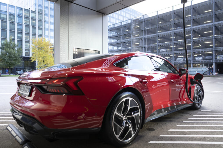 Ein Audi e-tron Auto ist am Donnerstag, 10. November 2022, in Zuerich an eine der vier Ladestationen des Audi charging hub angeschlossen. Der Audi charging hub mit vier Ladestationen und einer Ladeleistung von 320 kW ermoeglicht es, ein Auto in 25 Minuten von 10% auf 80% aufzuladen. Der Audi Charging Hub besteht aus Wuerfelcontainern, die mit gebrauchten Lithium-Ionen-Batterien bestueckt sind, so dass diese Infrastruktur das Elektroauto schnell aufladen kann. (KEYSTONE/Gaetan Bally)