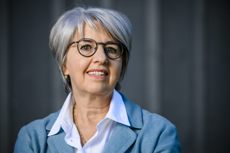 Elisabeth Baume-Schneider, senatrice jurasienne, candidate au Conseil federal pour le parti socialiste pose le dimanche 13 novembre 2022 aux Breuleux, village des Franches-Montagnes, du canton du Jura. (KEYSTONE/Jean-Christophe Bott)