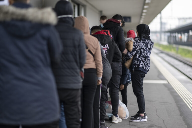 Fluechtlinge aus einem Zug aus Oesterreich werden von Grenzwaechtern zur Kontrolle gebracht, am Mittwoch, 16. November 2022, in Buchs. Seit dem Sommer 2021 gelangen vermehrt afghanische Fluechtlinge an den Grenzbahnhof. Sie werden von der Grenzwacht aufgegriffen und duerfen nach der Kontrolle weiter reisen. (KEYSTONE/Gian Ehrenzeller)