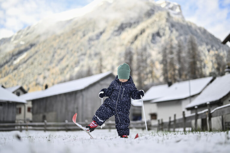 Der dreijaehrige Daniil uebt sich im Langlaufen, nach den ersten Schneefaellen des Winters, am Montag, 21. November 2022, in Vaettis. (KEYSTONE/Gian Ehrenzeller)