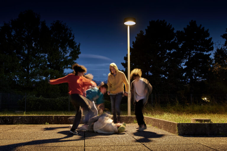 [SYMBOLBILD Jugendkriminialtaet / Gestellte Szene] Ein am Boden liegender Jugendlicher wird von einer Gruppe Jugendlicher getreten, fotografiert am 15. Oktober 2022. (KESTONE/Christof Schuerpf)