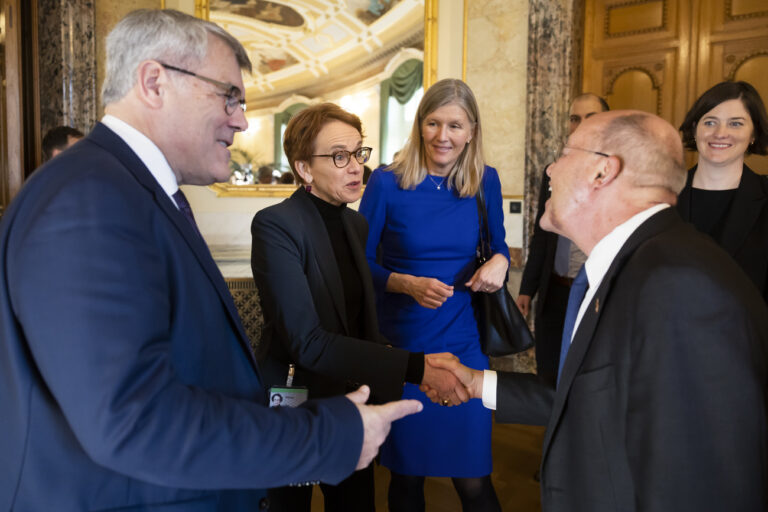 Eva Herzog, Staenderaetin SP-BS, Mitte, und Eric Nussbaumer, SP-BL, links, begruessen die Deutschen Bundestagsabgeordneten Gregor Gysi (Die Linke), rechts, und Ann-Veruschka Jurisch (FDP), hinten, in der Wandelhalle des Nationalrats, waehrend der Wintersession der Eidgenoessischen Raete, am Dienstag, 6. Dezember 2022, im Bundeshaus in Bern. (KEYSTONE/Peter Klaunzer)