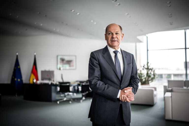 ARCHIV - 17.06.2022, Berlin: Bundeskanzler Olaf Scholz (SPD), aufgenommen bei einem Interview mit der dpa Deutsche Presse-Agentur GmbH in seinem Büro im Bundeskanzleramt. Bundeskanzler Olaf Scholz hat ein positives Fazit nach einem Jahr Ampel-Koalition gezogen. Er sei «zufrieden, dass wir in diesen aufgeregten Zeiten mit vielen Herausforderungen als Regierung ziemlich stabil dastehen», sagte der SPD-Politiker den Zeitungen der Funke Mediengruppe und der französischen Zeitung «Ouest-France» (Donnerstag). Foto: Michael Kappeler/dpa +++ dpa-Bildfunk +++ (KEYSTONE/DPA/Michael Kappeler)