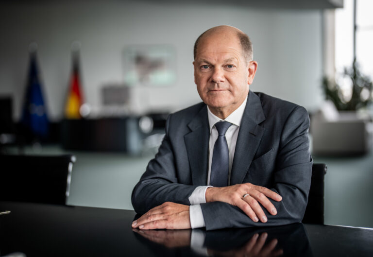 ARCHIV - 17.06.2022, Berlin: Bundeskanzler Olaf Scholz (SPD), aufgenommen bei einem Interview mit der dpa Deutsche Presse-Agentur GmbH in seinem Büro im Bundeskanzleramt. Bundeskanzler Olaf Scholz hat ein positives Fazit nach einem Jahr Ampel-Koalition gezogen. Er sei «zufrieden, dass wir in diesen aufgeregten Zeiten mit vielen Herausforderungen als Regierung ziemlich stabil dastehen», sagte der SPD-Politiker den Zeitungen der Funke Mediengruppe und der französischen Zeitung «Ouest-France» (Donnerstag). Foto: Michael Kappeler/dpa +++ dpa-Bildfunk +++ (KEYSTONE/DPA/Michael Kappeler)