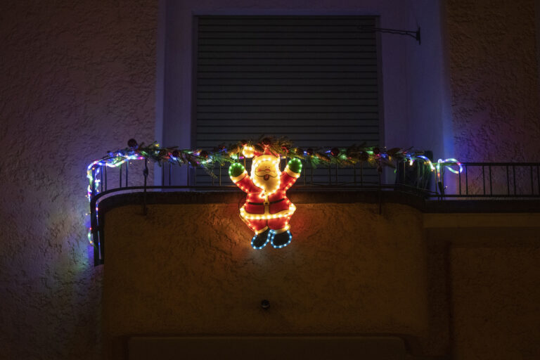 Weihnachtsdekoration leuchtet auf einem Balkon, fotografiert am Dienstag, 13. Dezember 2022 in Bern. (KEYSTONE/Christian Beutler)