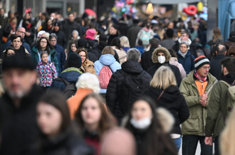 28.12.2022, Hessen, Frankfurt/Main: Ein Mann, der Maske trägt, geht in der Menschenmenge über die Frankfurter Einkaufsmeile Zeil. Foto: Arne Dedert/dpa +++ dpa-Bildfunk +++ (KEYSTONE/DPA/Arne Dedert)