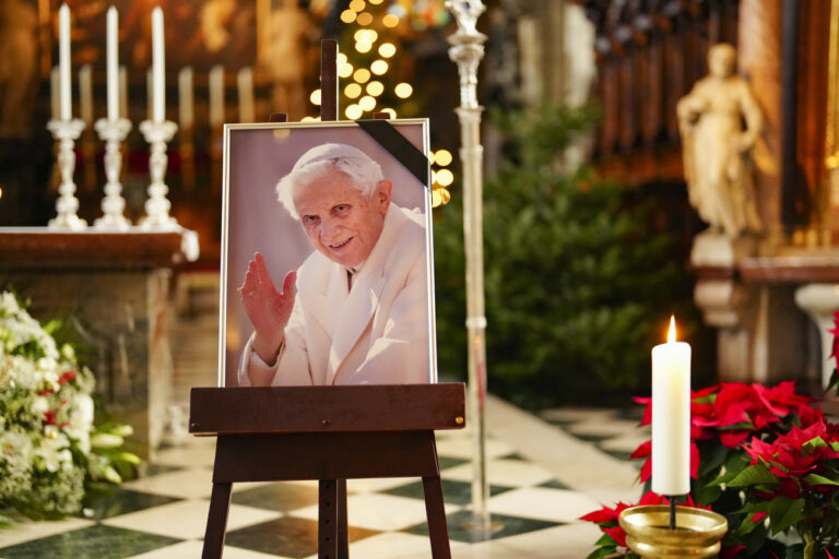 ABD0042_20221231 - WIEN - ÖSTERREICH: ZU APA0088 VOM 31.12.2022 - Der emeritierte Papst Benedikt XVI. ist tot. Der gebürtige Bayer starb am Samstag im Alter von 95 Jahren im Vatikan. Im Bild: Ein Bild des verstorbenen Benedikt XVI. aufgenommen am Samstag, 31. Dezember 2022, im Wiener Stephansdom. - FOTO: APA/EVA MANHART