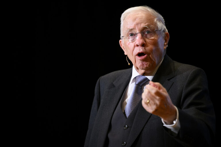 L'ancien conseiller federal Christoph Blocher parle de l'importance pour la Suisse d'aujourd'hui de trois personnalites du Haut-Valais ce lundi 2 janvier 2023 a la Simplon-Halle a Brig. Christoph Blocher a rendu hommage au Cardinal et diplomate Matthaeus Schiner (vers 1465-1522), au roi du Simplon Kaspar von Stockalper (1609-1691) et au peintre du valaisan Raphael Ritz. (KEYSTONE/Laurent Gillieron)