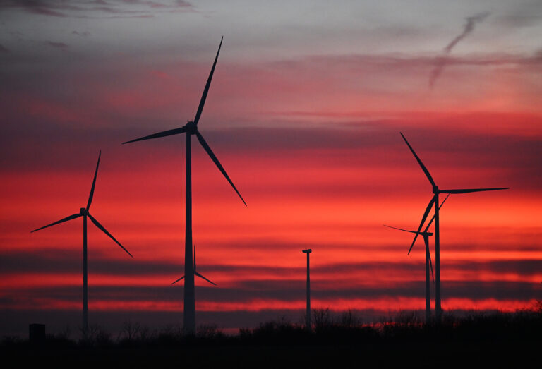 ABD0055_20230113 - NEUDORF - ÖSTERREICH: ++ THEMENBILD ++ Blick auf Windräder am Freitag, 13. Jänner 2023, im Windpark Neudorf. Der Ausbau der Windkraft in Österreich kommt nur schleppend voran. 2022 seien netto (also abzüglich abgebauter Anlagen) 68 Windräder mit einer Leistung von 289 Megawatt (MW) gebaut worden. - FOTO: APA/ROBERT JAEGER