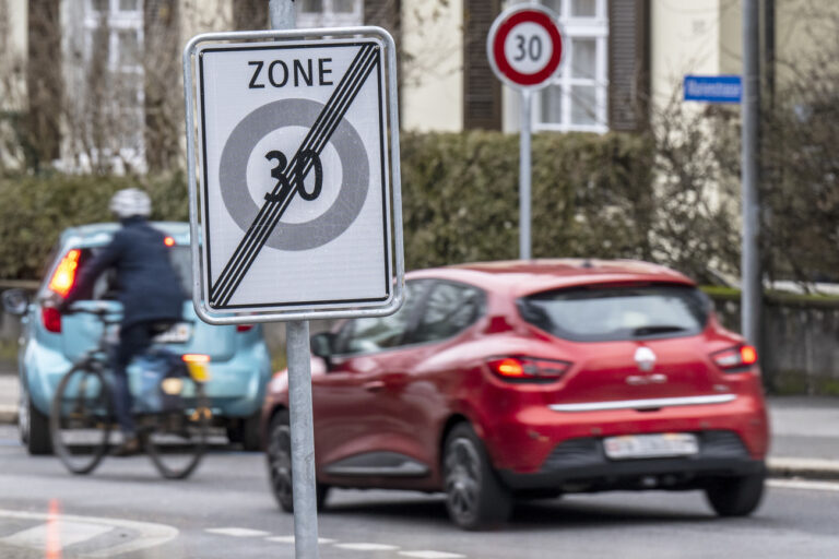 Eine Aufhebungs - und eine Tempolimitstafel stehen in der 30-er Zone im Kirchenfeldquartier, am Montag, 16. Januar 2023, in Bern. Der Verkehrs Club der Schweiz, VCS, spricht an ihrer Jahresmedienkonferenz unter anderem ueber die Tempo 30 Zonen und die Gletscherinitiative. (KEYSTONE/Peter Schneider)