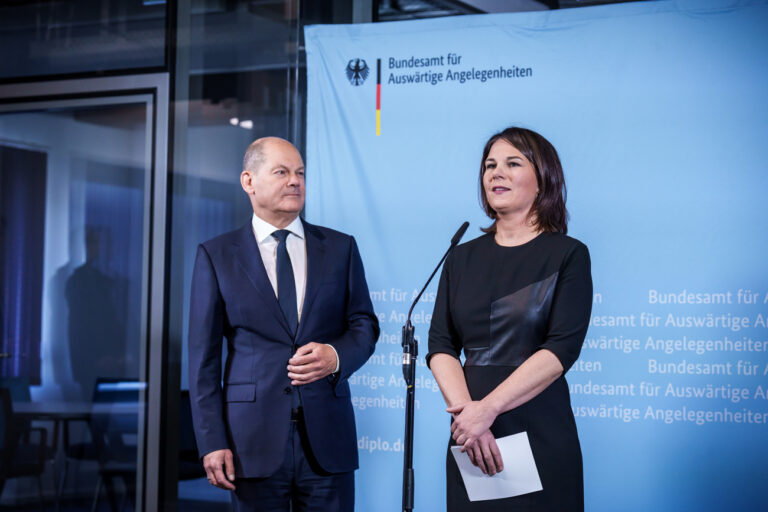 17.01.2023, Brandenburg, Brandenburg/Havel: Bundeskanzler Olaf Scholz (SPD) steht neben Annalena Baerbock (Bündnis90/Die Grünen), Außenministerin, beim Pressestatement im Bundesamt für Auswärtige Angelegenheiten. Die Politiker besichtigten gemeinsam die Behörde und informieren sich über ihre Arbeit. Foto: Michael Kappeler/dpa +++ dpa-Bildfunk +++ (KEYSTONE/DPA/Michael Kappeler)