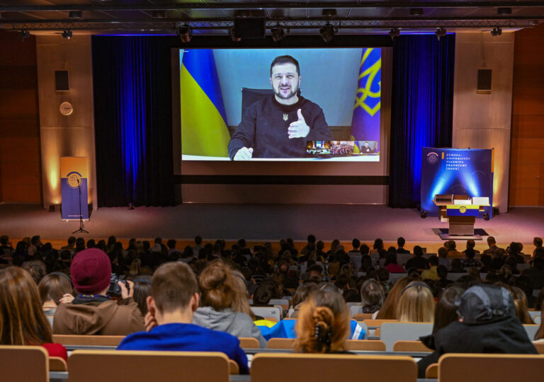 17.01.2023, Brandenburg, Frankfurt (Oder): Wolodymyr Selenskyj, Präsident der Ukraine, spricht über eine Videoverbindung mit Studierende in einem Hörsaal der Europa-Universität Viadrina Frankfurt (Oder). Studenten der Universität Viadrina in Frankfurt (Oder) und der Humboldt-Universität in Berlin hatten am Nachmittag die Gelegenheit, den ukrainischen Präsidenten Wolodymyr Selenskyj zu einem digitalen Gespräch in deutscher Sprache zu treffen. Foto: Patrick Pleul/dpa +++ dpa-Bildfunk +++ (KEYSTONE/DPA/Patrick Pleul)