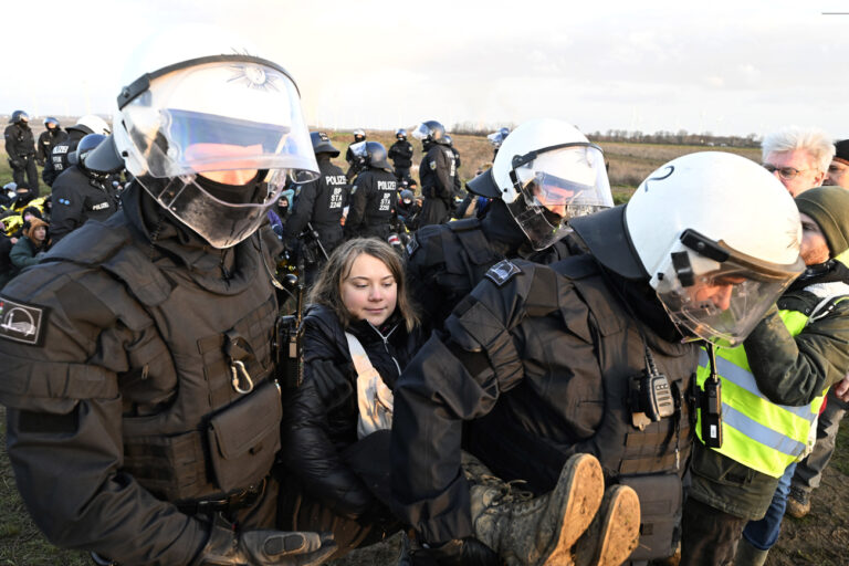 17.01.2023, Nordrhein-Westfalen, Erkelenz: Polizisten tragen die schwedische Klimaaktivistin Greta Thunberg (M) aus einer Gruppe von Demonstranten und Aktivisten heraus und vom Rand des Braunkohlentagebaus Garzweiler II weg. Aktivisten und Kohle-Gegner setzen ihre Proteste am Dienstag an mehreren Orten in Nordrhein-Westfalen fort. Foto: Roberto Pfeil/dpa +++ dpa-Bildfunk +++ (KEYSTONE/DPA/Roberto Pfeil)