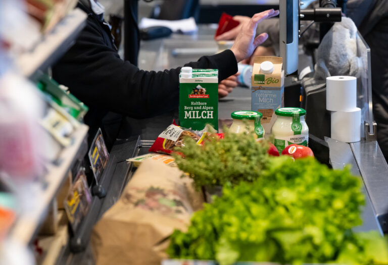 dpatopbilder - 18.01.2023, Bayern, Neubiberg: Lebensmittel liegen in einem Supermarkt an der Kasse auf dem Band. Unter dem Eindruck der hohen Inflation rechnen die Verbraucherverbände mit weiter steigenden Lebensmittelpreisen. Foto: Sven Hoppe/dpa +++ dpa-Bildfunk +++ (KEYSTONE/DPA/Sven Hoppe)