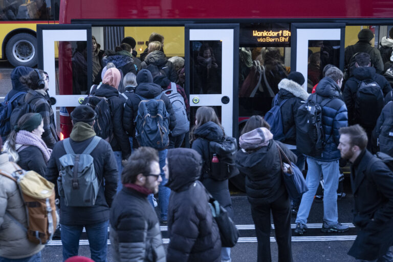 Reisende und Pendler steigen am der Schanzenstrasse am Bahnhof Bern in einen Bus der Linie 20, fotografiert am Donnerstag, 19. Januar 2023. (KEYSTONE/Christian Beutler)
