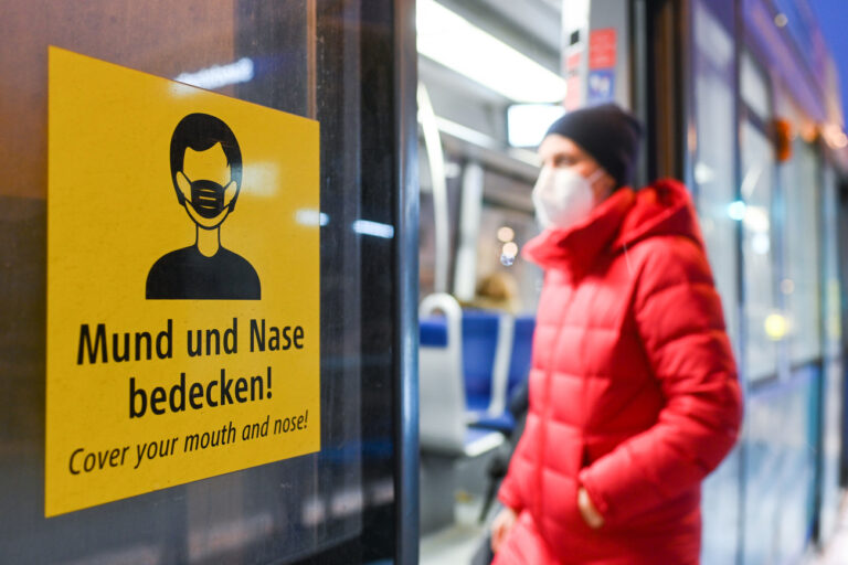 ARCHIV - 18.01.2021, Bayern, München: In einer arrangierten Situation steigt eine Frau, die eine FFP2-Maske trägt, in eine Trambahn ein. (zu dpa 