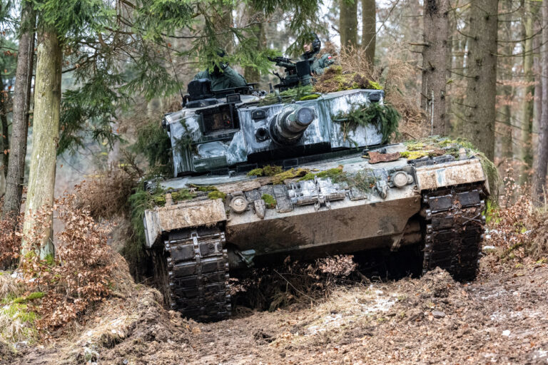 ARCHIV - 27.01.2022, Bayern, Hohenfels: Ein Panzer der polnischen Armee vom Typ Leopard 2 steht während der internationalen Militärübung «Allied Spirit 2022» auf dem Gelände des Truppenübungsplatzes Hohenfels in einem Waldstück. (zu dpa: Polen will Genehmigung für Leopard-Lieferung an Ukraine beantragen) Foto: Armin Weigel/dpa +++ dpa-Bildfunk +++ (KEYSTONE/DPA/Armin Weigel)