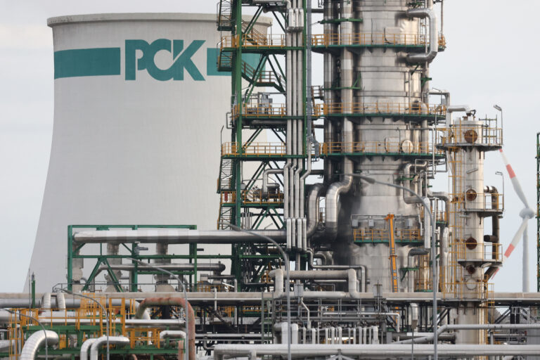 ARCHIV - 02.01.2023, Brandenburg, Schwedt/Oder: Ein Turm mit einem PCK-Logo ist auf dem Gelände der PCK-Raffinerie zu sehen. Nach dem Einfuhrstopp für russisches Öl nach Deutschland ist die erste alternative Lieferung mit Öl über den Danziger Hafen auf dem Weg in die Raffinerie. (zu dpa: «Öl über Danzig soll bald bei PCK-Raffinerie ankommen») Foto: Joerg Carstensen/dpa +++ dpa-Bildfunk +++ (KEYSTONE/DPA/Jörg Carstensen)