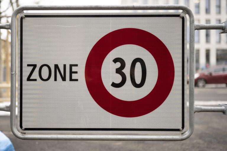 Ein Zone 30 Schild an der Rodtmattstrasse, fotografiert am Mittwoch, 25. Januar 2023 in Bern. (KEYSTONE/Christian Beutler)