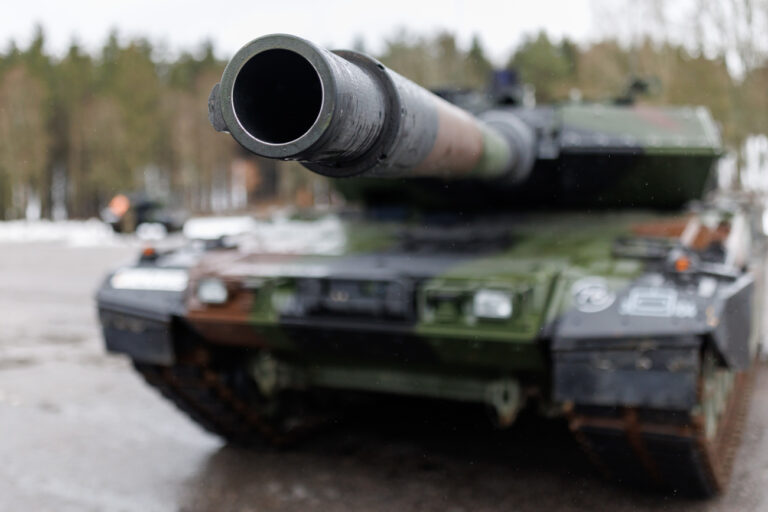03.02.2023, Bayern, Pfreimd: Ein neuer Panzer Leopard 2 A7V der Bundeswehr steht während der feierlichen Übergabe für das Panzerbataillon 104 auf dem Kasernengelände. Das Panzerbataillon 104 wird in den kommenden Monaten nach und nach mit Kampfpanzern des Typs Leopard 2 A7V ausgestattet. Der Zusatz 2 A7V deutet auf die 7. Entwicklungsstufe des Leopard 2 hin und das 