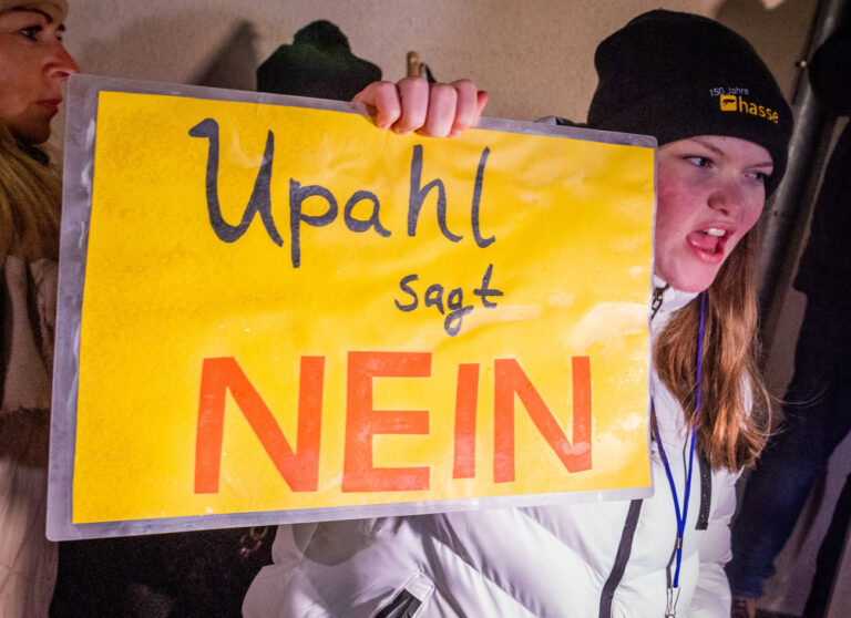 03.02.2023, Mecklenburg-Vorpommern, Grevesmühlen: Eine junge Frau hält ein Schild mit der Aufschrift 
