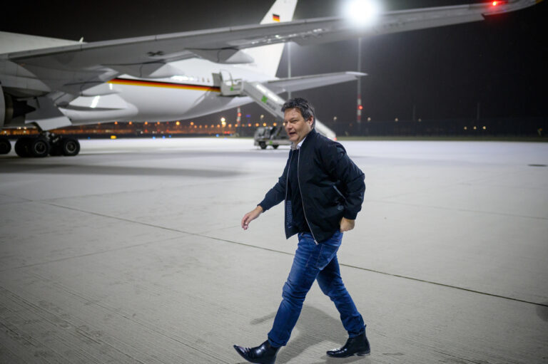 06.02.2023, Brandenburg, Schönefeld: Robert Habeck (Bündnis 90/Die Grünen), Bundesminister für Wirtschaft und Klimaschutz, steigt auf dem militärischen Teil vom Flughafen Berlin Brandenburg in ein Flugzeug der Flugbereitschaft der Bundeswehr, um nach Washington D.C. zu fliegen. Der Bundesminister für Wirtschaft und Klimaschutz, Habeck, reist zu einem zweitägigen Besuch in die Vereinigten Staaten von Amerika (USA). Foto: Bernd von Jutrczenka/dpa +++ dpa-Bildfunk +++ (KEYSTONE/DPA/Bernd von Jutrczenka)