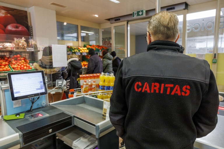 Des personnes dans la precarite font leurs achats dans l'Epicerie Caritas de la rue de Carouge, ce vendredi 10 fevrier 2023 a Geneve. Les epiceries Caritas proposent aux personnes disposant d'un petit budget des denrees alimentaires et des produits de premiere necessite a prix reduit. (KEYSTONE/Salvatore Di Nolfi)