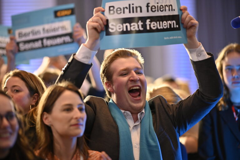 12.02.2023, Berlin: Anhänger der CDU jubeln nach der Bekanntgabe der ersten Prognose um 18.00 Uhr, die die CDU als deutlich stärkste Partei sieht. Die im Nachhinein vom Berliner Verfassungsgerichtshof für ungültig erklärte Wahl zum 19. Abgeordnetenhaus von Berlin vom 26. September 2021 wurde am Sonntag wiederholt. Foto: Fabian Sommer/dpa +++ dpa-Bildfunk +++ (KEYSTONE/DPA/Fabian Sommer)